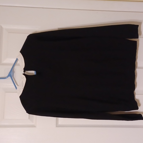 Elle Sz M, Feminine Black Sweater with White Beaded Floral Collar - Picture 5 of 8